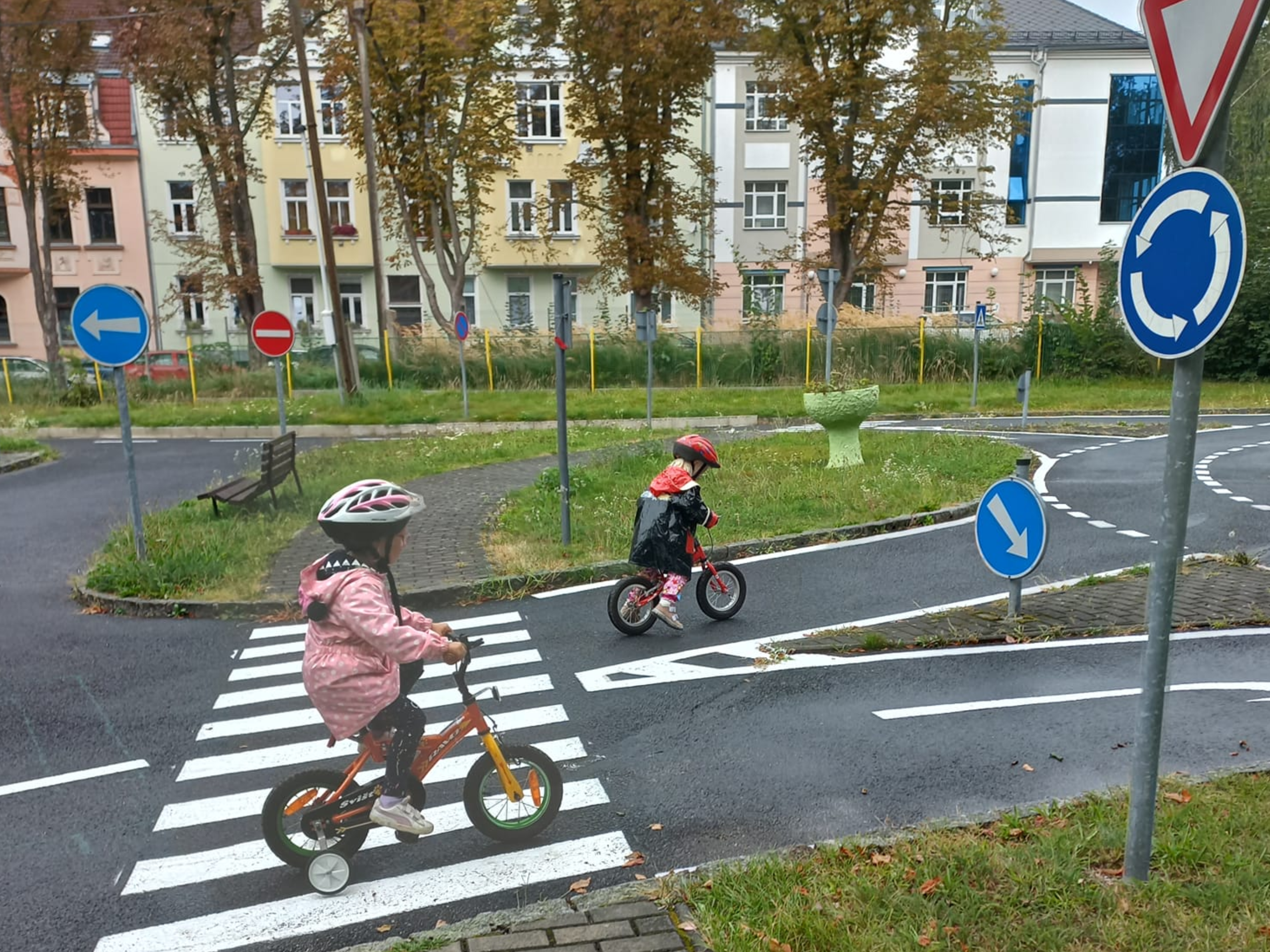 Pozor děti, červená! Dopravní výchova na dopravním hřišti.